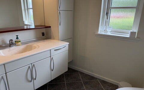 Heilo - from the Sea: Badeværelsesvask, Håndvask, Sanitærarmatur, Gulvbelægning, Etage, Badeværelsesskab, Cabinetry, Indretning, Tap, Countertop