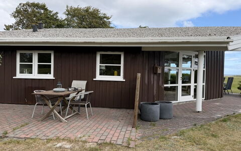 Heilo - from the Sea: Træ, Hus, Tag, Dør, Sommerhus, Hjem, Land Lot, Sidespor, Hårdttræ, Backyard