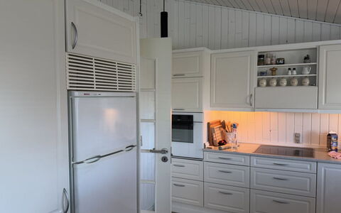 Grith - 740M to the Fjord: Køkken Apparat, Køkken, Træ, Gulvbelægning, Større Bandage, Cabinetry, Husholdningsapparat, Etage, Indretning, Skab