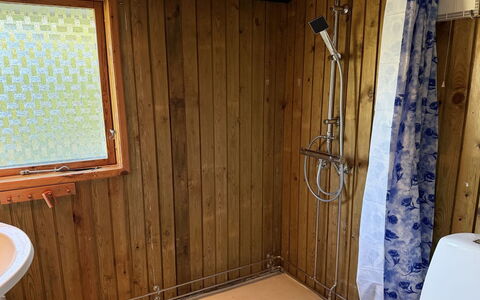 Grith - 740M to the Fjord: Træ, Gulvbelægning, Etage, Sanitærarmatur, Badeværelse, Indretning, Vvs, Værelse, Bejdse, Toiletbræt