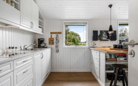 Grith - 740M to the Fjord: Træ, Køkken, Gulvbelægning, Indretning, Countertop, Etage, Cabinetry, Køkken Apparat, Hjem, Større Bandage