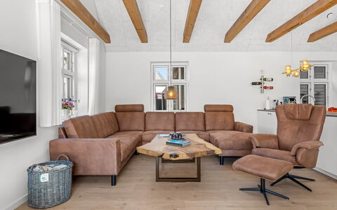 Judyta - 500M from the Sea: Møbel, Hjem, Hårdttræ, Bejdse, Stue, Naturmateriale, Stol, Design, Trægulve
