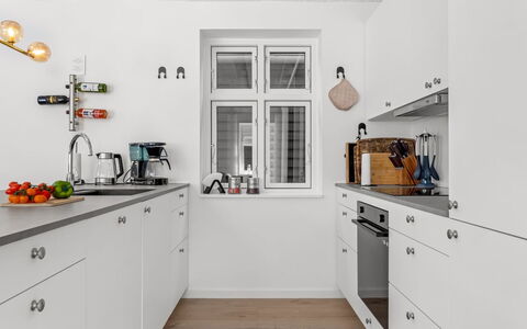 Judyta - 500M from the Sea: Køkken, Køkken Apparat, Countertop, Gulvbelægning, Cabinetry, Større Bandage, Indretning, Træ, Etage, Husholdningsapparat