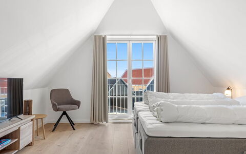 Judyta - 500M from the Sea: Vegetationen, Busk, Forår, Sommerhus, Have, Skygge, Backyard, Gård, Stol