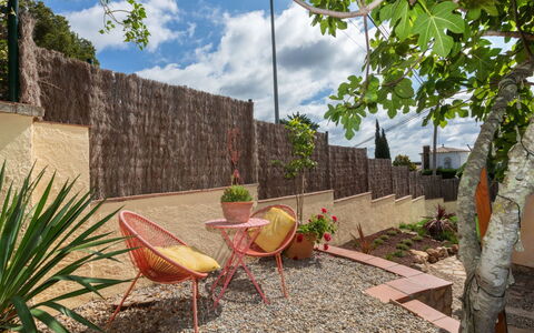 Marsa: Vegetationen, Busk, Forår, Sommerhus, Have, Skygge, Backyard, Gård, Stol
