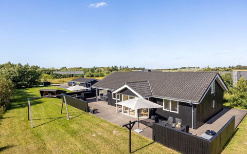 Fokke - 900M from the Sea: Hjem, Tag, Hus, Dør, Sommerhus, Skygge, Have, Bunddække, Veranda, Gård