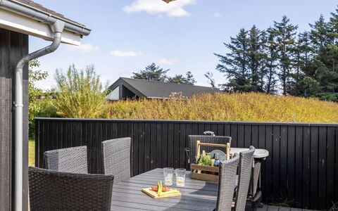 Fokke - 900M from the Sea: Hjem, Tag, Hus, Dør, Sommerhus, Skygge, Have, Bunddække, Veranda, Gård