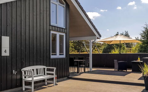 Fokke - 900M from the Sea: Hjem, Tag, Hus, Dør, Sommerhus, Skygge, Have, Bunddække, Veranda, Gård