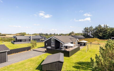 Fokke - 900M from the Sea: Hjem, Tag, Hus, Dør, Sommerhus, Skygge, Have, Bunddække, Veranda, Gård
