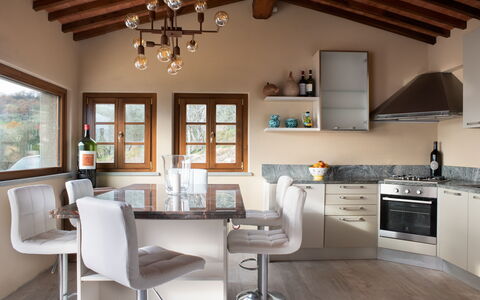 Villa Casabada: Møbel, Indretning, Køkken, Countertop, Gulvbelægning, Lysarmatur, Træ, Cabinetry, Loft, Hjem