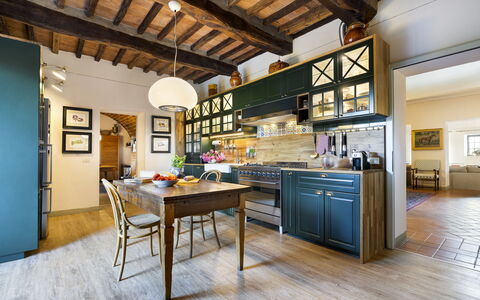 Villa Bellaria, Private Pool, Bolgheri: Møbel, Indretning, Køkken, Gulvbelægning, Stol, Countertop, Cabinetry, Bord, Træ, Etage