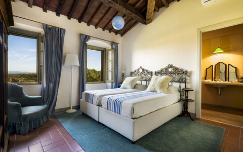 Villa Bellaria, Private Pool, Bolgheri: Væg, Møbel, Hjem, Indretning, Værelse, Soveværelse, Seng, Sengetøj, Udvej, Bed Frame