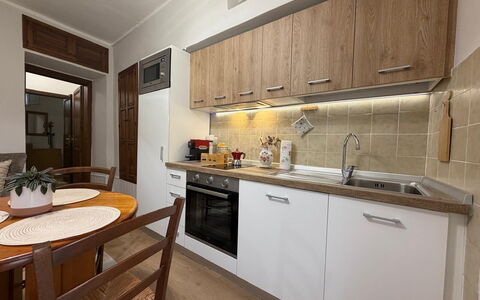 Casa di Mario: Countertop, Køkken Apparat, Større Bandage, Køkken, Indretning, Møbel, Gulvbelægning, Træ, Cabinetry, Etage