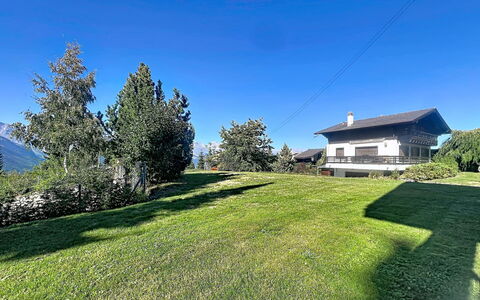 Les Naines Brunes: Land Lot, Hjem, Lawn, Sommerhus, Stuehus, Hældning, Eng, Have, Gård, Landscaping