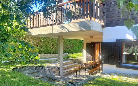 Les Naines Brunes: Træ, Veranda, Skygge, Have, Backyard, Sommerhus, Altan, Lawn, Gård, Bejdse