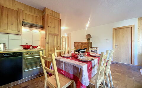 Les Naines Brunes: Træ, Indretning, Loft, Møbel, Værelse, Hårdttræ, Cabinetry, Bejdse, Køkken, Skab