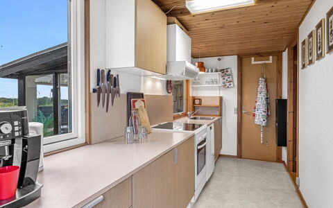Thorine - 800M from the Sea: Køkken, Større Bandage, Køkken Apparat, Træ, Indretning, Countertop, Gulvbelægning, Møbel, Loft, Etage