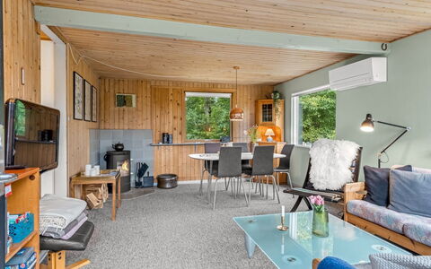 Thorine - 800M from the Sea: Møbel, Indretning, Træ, Loft, Værelse, Gulvbelægning, Etage, Hjem, Couch, Stue