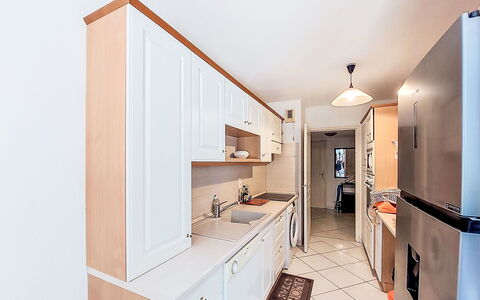 Virginie: Countertop, Køkken, Indretning, Cabinetry, Gulvbelægning, Møbel, Større Bandage, Køkken Apparat, Træ, Etage