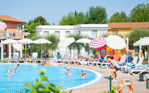 Peschiera del Garda 689: Svømmepøl, Fritid, Udendørs Møbler, Fritid, Udvej, Paraply, Ferie, Liggestol, Ferieby