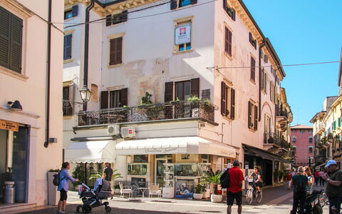 Peschiera del Garda 689: Bygning, Vindue, Stad, Gade, Vejbelægning, Byområde, City, Kvarter, Vej, Facade