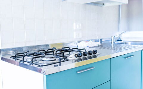 Peschiera del Garda 689: Blå, Større Bandage, Køkken, Komfur, Køkken Apparat, Komfur, Cabinetry, Gaskomfur, Countertop, Gulvbelægning