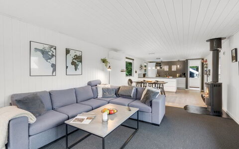 Hubert - 450M to the Fjord: Couch, Indretning, Træ, Møbel, Loft, Gulvbelægning, Stue, Etage, Hjem