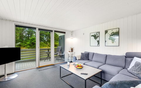 Hubert - 450M to the Fjord: Couch, Møbel, Stue, Hårdttræ, Kaffebord, Stol, Trægulve, Stueplante, Planke