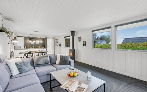 Hubert - 450M to the Fjord: Indretning, Gulvbelægning, Træ, Loft, Etage, Møbel, Couch, Hjem, Stue, Værelse