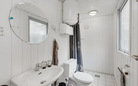 Hubert - 450M to the Fjord: Sanitærarmatur, Badeværelse, Håndvask, Indretning, Toiletbræt, Toilet, Badeværelsesvask, Tap, Gulvbelægning, Loft