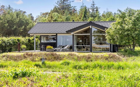 Chris - 130M from the Sea: Sommerhus, Estate, Stuehus, Skygge, Garden Bygninger, Udendørs Struktur, Veranda, Sidespor