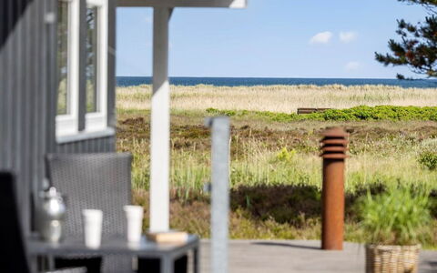 Chris - 130M from the Sea: Himmel, Land Lot, Sommerhus, Skygge, Udendørs Møbler, Veranda, Hårdttræ, Udendørs Struktur, Udendørs Bord, Sidespor