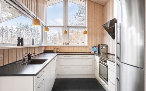 Chris - 130M from the Sea: Køkken, Countertop, Køkken Apparat, Træ, Indretning, Større Bandage, Cabinetry, Loft, Lysarmatur, Køkkenvask