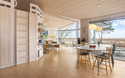 Chris - 130M from the Sea: Træ, Gulvbelægning, Loft, Etage, Indretning, Trægulve, Lysarmatur, Hårdttræ, Bejdse, Planke