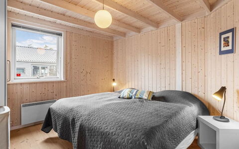 Chris - 130M from the Sea: Træ, Loft, Indretning, Gulvbelægning, Etage, Soveværelse, Værelse, Seng, Hjem, Bed Frame