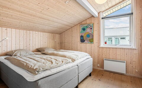 Chris - 130M from the Sea: Træ, Soveværelse, Hjem, Loft, Seng, Sengetøj, Sengetøj, Fryser, Sommerhus, Bed Frame