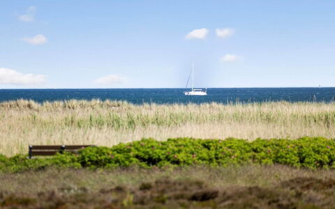 Chris - 130M from the Sea: Blå, Himmel, Vand, Græs, Horisont, Økoregion, Græs-, Hav, Coastal Og Oceaniske Landskabsformer, Kyst