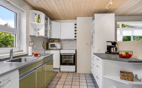 Helemine - 800M from the Sea: Køkken, Countertop, Køkken Apparat, Indretning, Gulvbelægning, Større Bandage, Cabinetry, Træ, Loft, Møbel