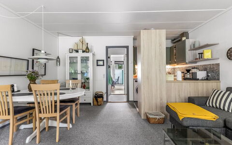 Maureen - 150M from the Sea: Gulvbelægning, Indretning, Møbel, Etage, Loft, Couch, Værelse, Lejlighed, Stue, Stol