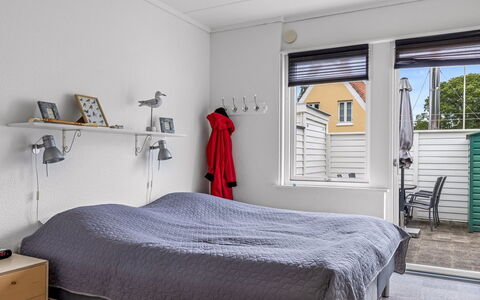 Maureen - 150M from the Sea: Væg, Indretning, Møbel, Soveværelse, Træ, Loft, Gulvbelægning, Etage, Seng, Sengetøj