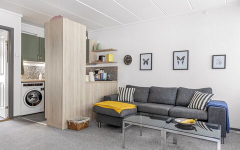 Maureen - 150M from the Sea: Møbel, Indretning, Gulvbelægning, Etage, Træ, Loft, Couch, Værelse, Lejlighed, Stue