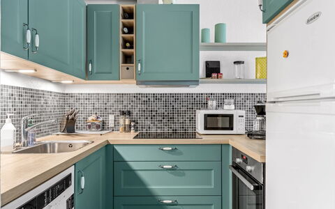 Maureen - 150M from the Sea: Køkken, Køkken Apparat, Countertop, Cabinetry, Større Bandage, Indretning, Møbel, Gulvbelægning, Husholdningsapparat, Komfur