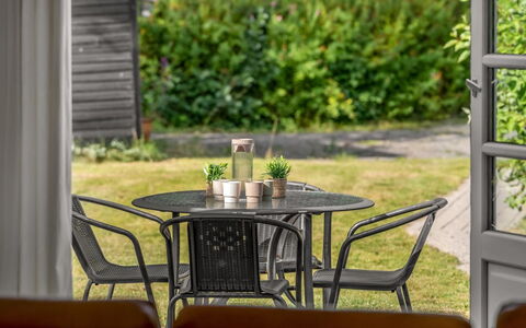 Roar - 7.5Km from the Sea: Møbel, Udendørs Møbler, Stol, Udendørs Bord, Bord, Køkken & Spisebord, Kaffebord, Have, Skygge, Gårdhave