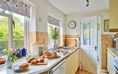 Garston: Køkken, Køkken Apparat, Møbel, Countertop, Indretning, Større Bandage, Træ, Cabinetry, Gulvbelægning, Belysning