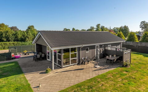 Fabian - 300M from the Sea: Træ, Møbel, Lejlighed, Værelse, Loft, Bejdse, Stol, Hårdttræ, Klarlak, Tømmer