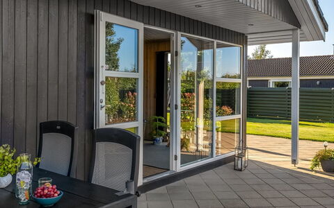 Fabian - 300M from the Sea: Træ, Møbel, Lejlighed, Værelse, Loft, Bejdse, Stol, Hårdttræ, Klarlak, Tømmer