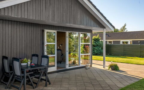 Fabian - 300M from the Sea: Træ, Møbel, Lejlighed, Værelse, Loft, Bejdse, Stol, Hårdttræ, Klarlak, Tømmer