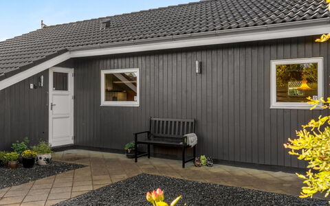 Fabian - 300M from the Sea: Træ, Møbel, Lejlighed, Værelse, Loft, Bejdse, Stol, Hårdttræ, Klarlak, Tømmer