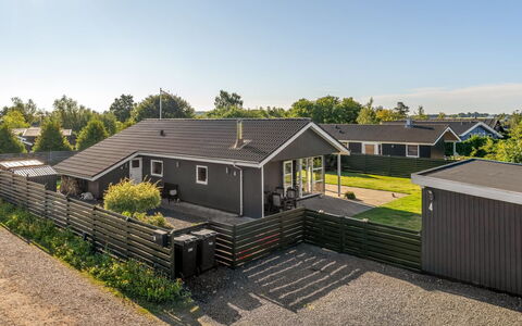 Fabian - 300M from the Sea: Træ, Møbel, Lejlighed, Værelse, Loft, Bejdse, Stol, Hårdttræ, Klarlak, Tømmer