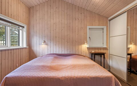 Fritzy - 1.5Km from the Sea: Træ, Loft, Soveværelse, Indretning, Etage, Seng, Gulvbelægning, Værelse, Sengetøj, Bed Frame